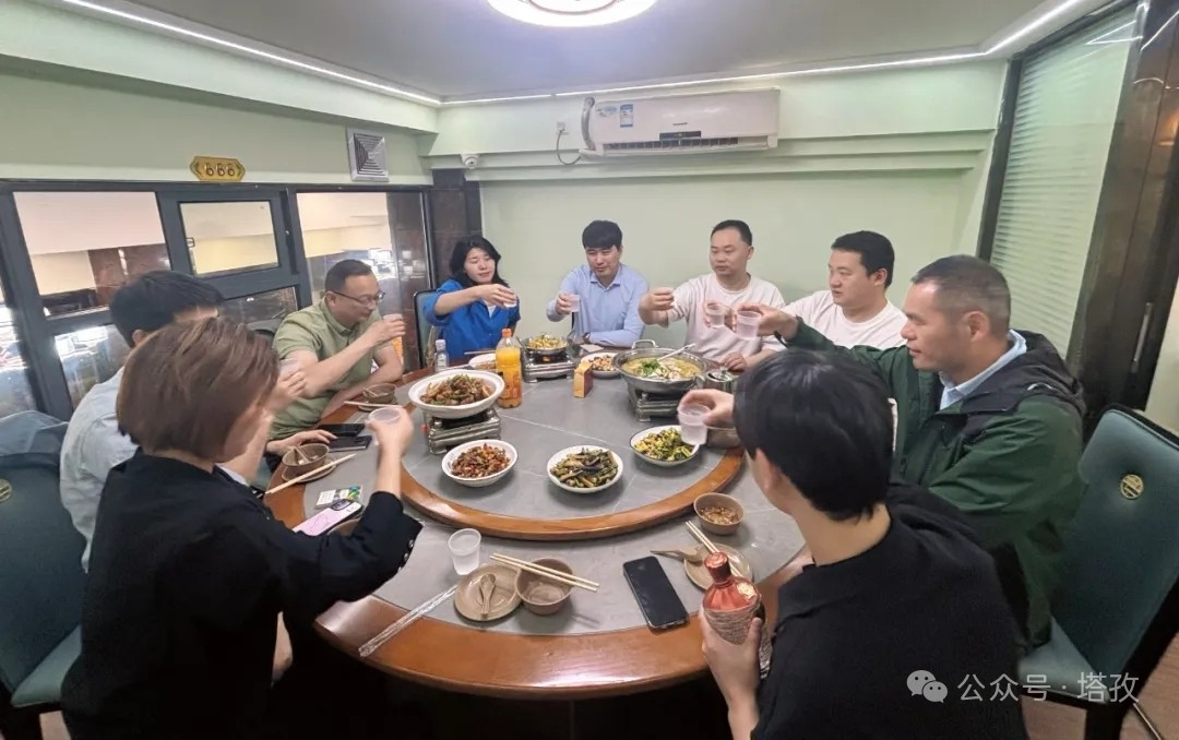 团建聚餐.jpg