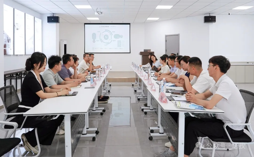 参观交流座谈会.jpg 参观交流座谈会.jpg