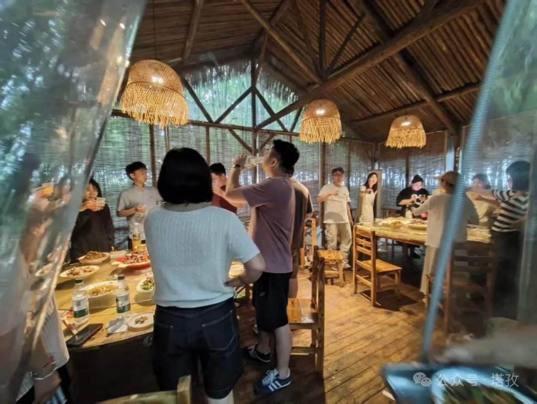 团建聚餐.jpg 团建聚餐.jpg