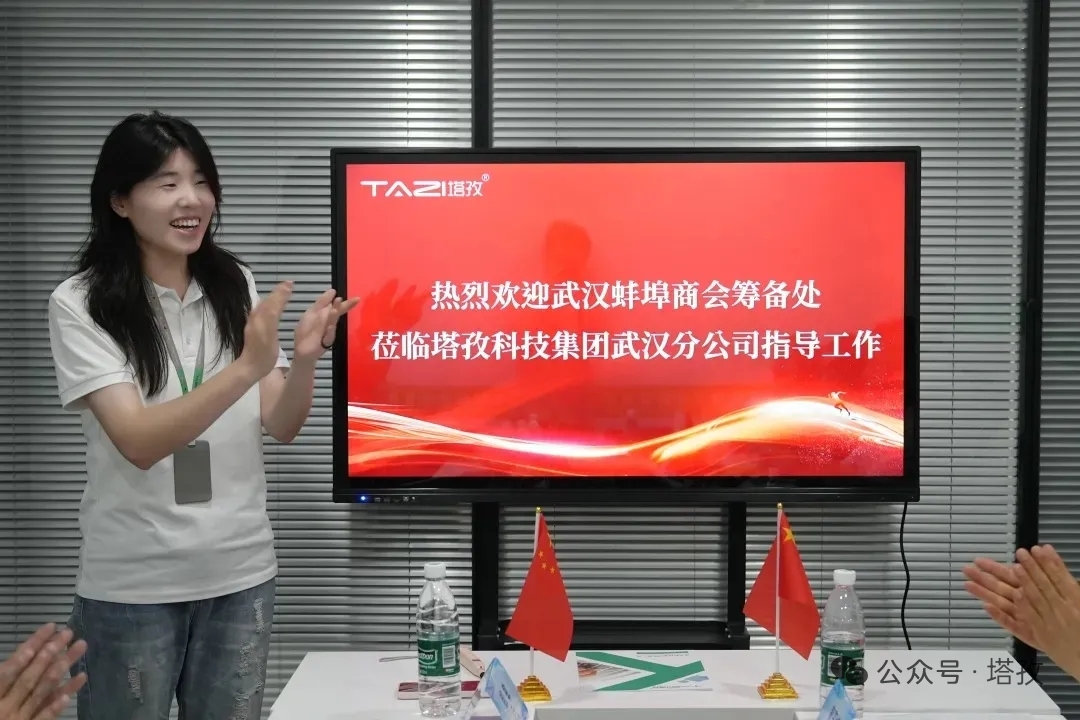郎经理欢迎来宾.jpg 郎经理欢迎来宾.jpg